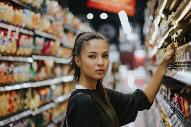 Frau vor Supermarktregal
