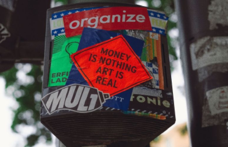 Aufkleber mit Aufschrift "Money is nothing art is real"