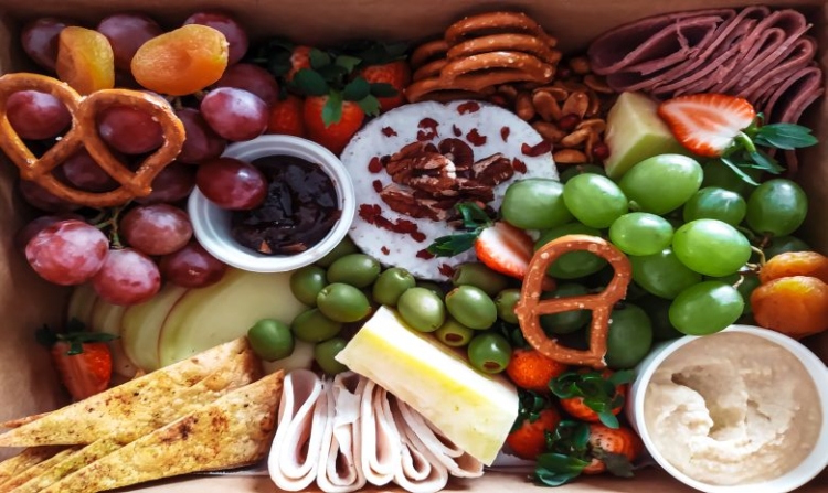 snackable content Brezelchen, Käse, Trauben