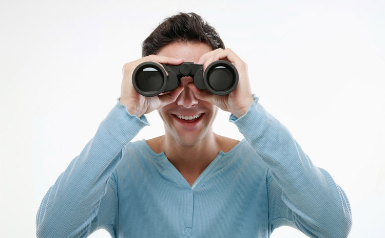 Mit Featured und Rich Snippets für Aufsehen sorgen Man mit Fernglas