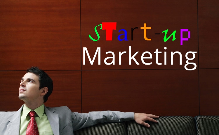 Mann vor Wand mit Headline Start-up Marketing