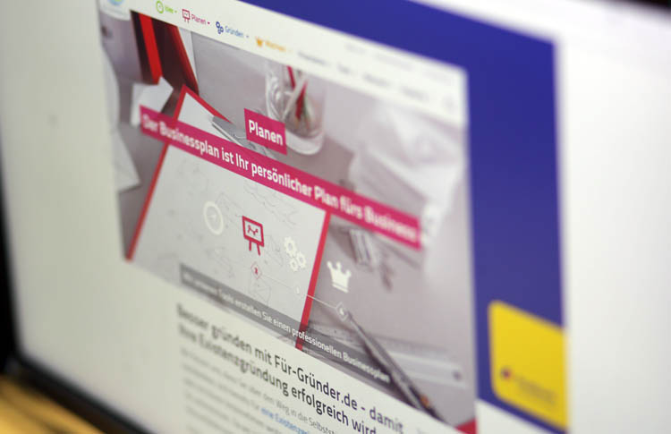 Monitor mit Grafik zur Planung einer Gründer-Strategie