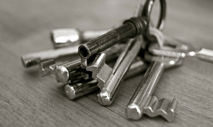 Schwarz-Weiß-Foto eines Schlüsselbunds als Wortspiel auf den Begriff Keyword