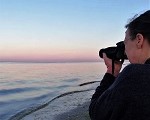 Autprin des Monats März 2020: Die Autorin mit Kamera am Strand