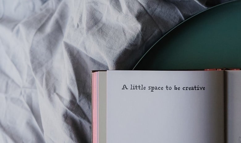 Nahaufname eines aufgeschlagenen Buchs. Auf der einzigen sichtbaren Seite steht oben "A little space to be creative".